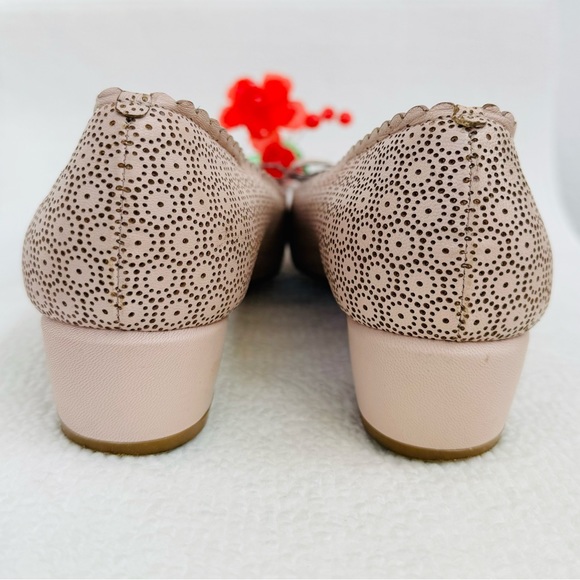 Ferragamo Pumps Size 6 - Picture 5 of 7